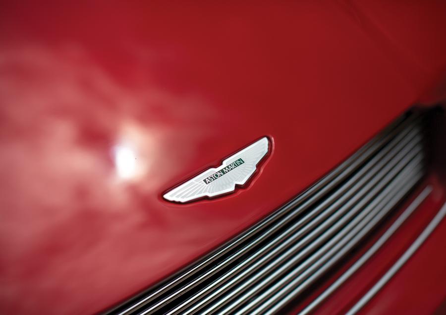 Логотип Aston Martin Virage Volante 1993 года  (NA) (фото 34 из 63)